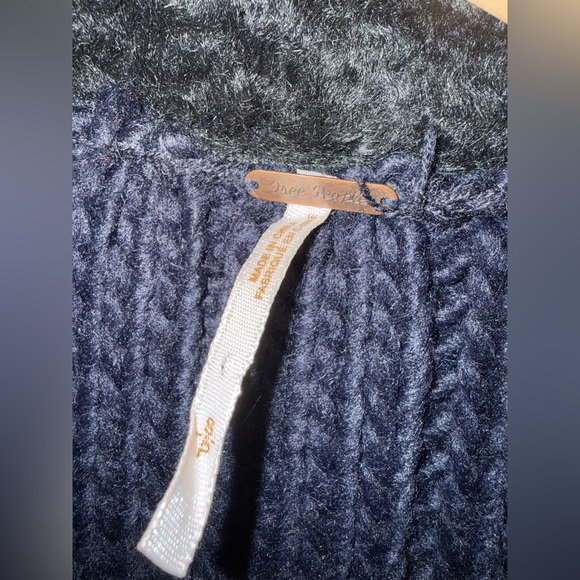 Free People North Star Cardigan Navy Cable Knit with Faux Fur Collar Sz S/P - Picture 6 of 7